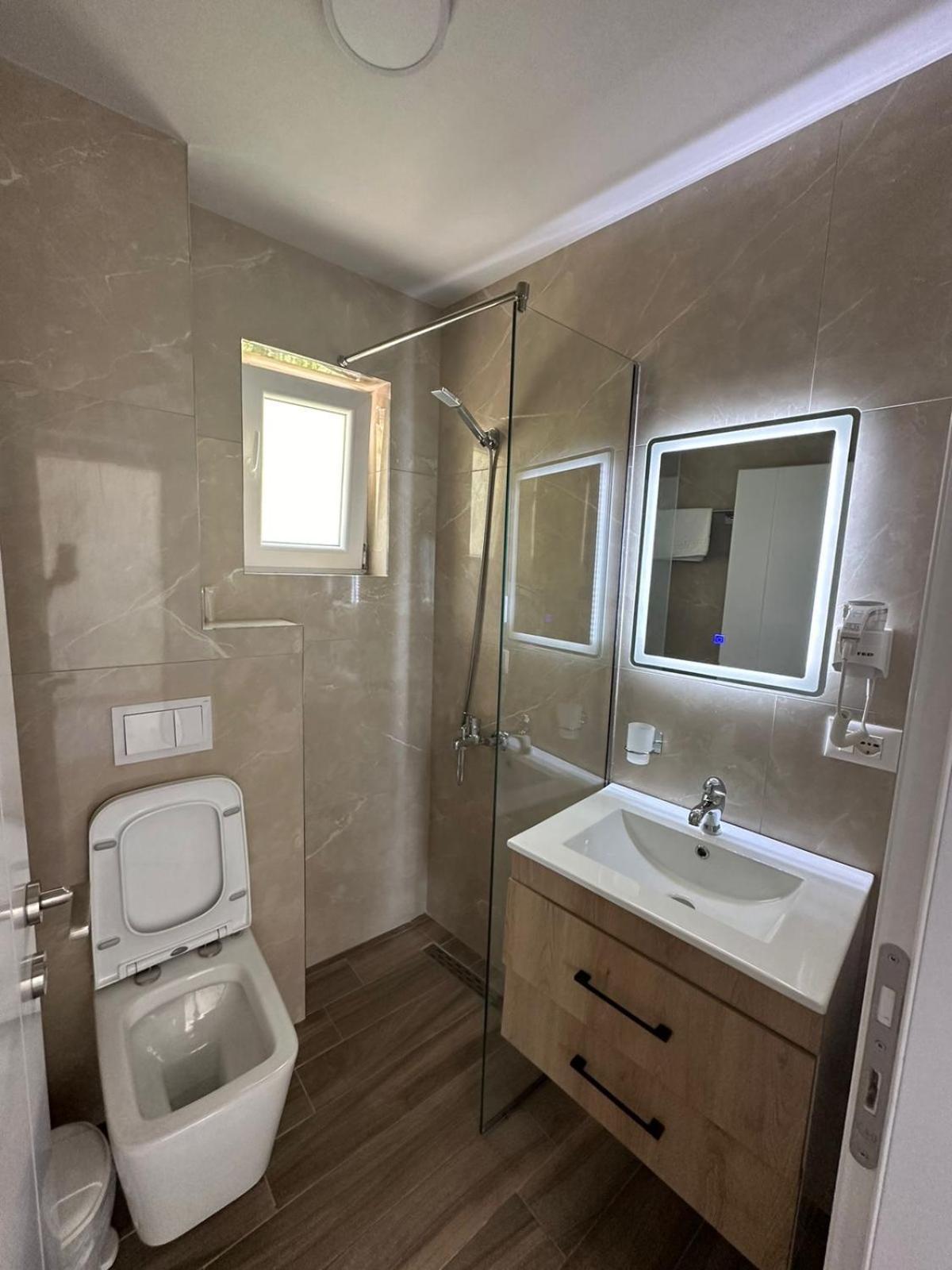 Hotel Demoli Pogradec Buitenkant foto